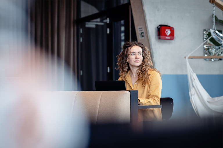 Vrouw achter computer met AED