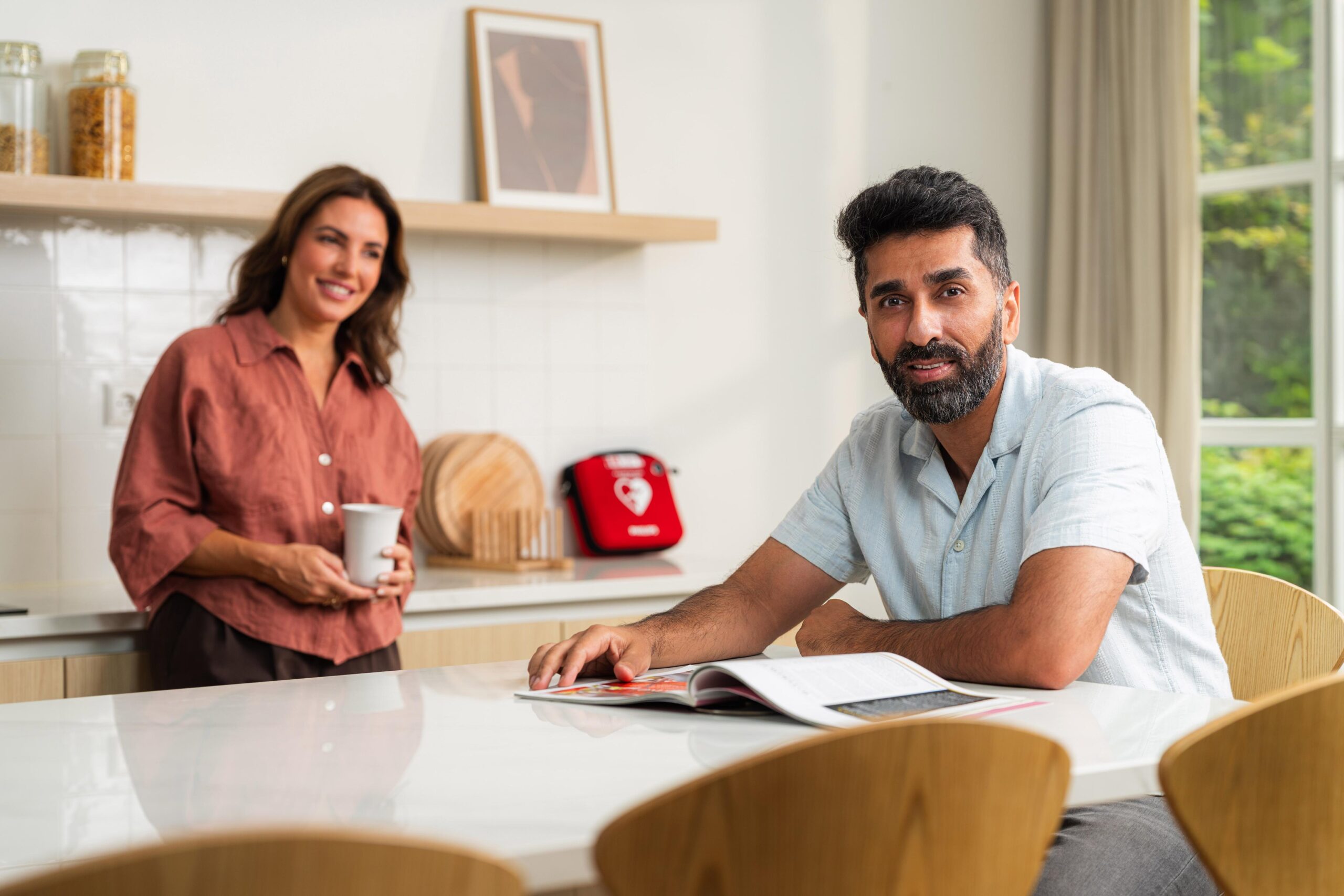 Man en vrouw met AED in huis.